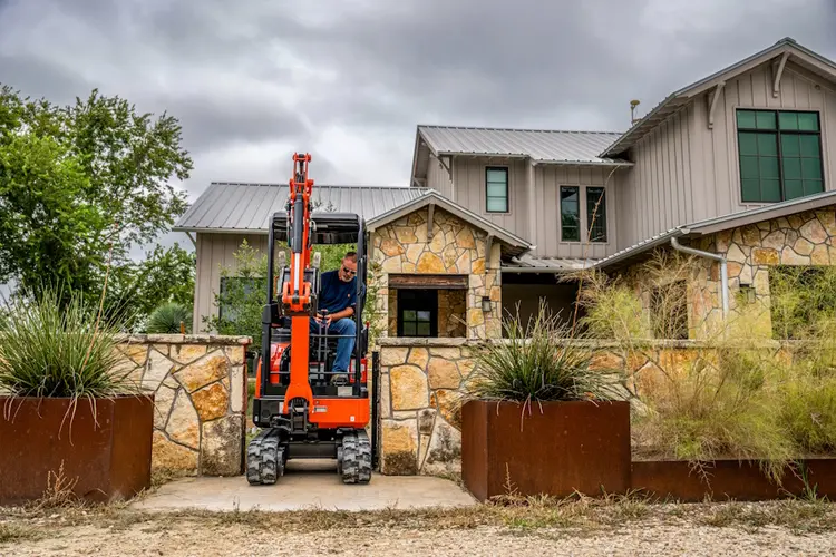 Expandable / retractable tracks and dozer blade for narrow entry access Expandable / retractable tracks and dozer blade for narrow entry access